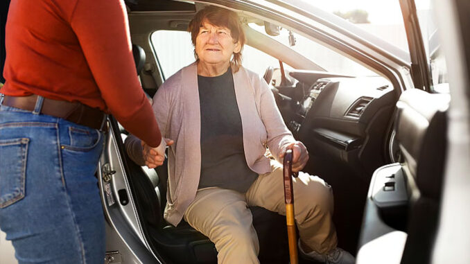 Transport gratuit pour les personnes âgées pendant les leçons de conduite à l'auto-école CER Milani à Pantin.