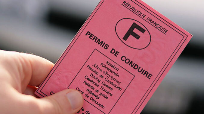 Le permis de conduire traditionnel en carton rose devra bientôt obligatoirement être remplacé par son nouveau format.