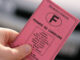 Le permis de conduire traditionnel en carton rose devra bientôt obligatoirement être remplacé par son nouveau format.